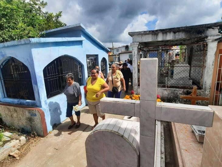 Día de Muertos: Cementerio municipal de Agua Dulce recibió a cientos de ciudadanos