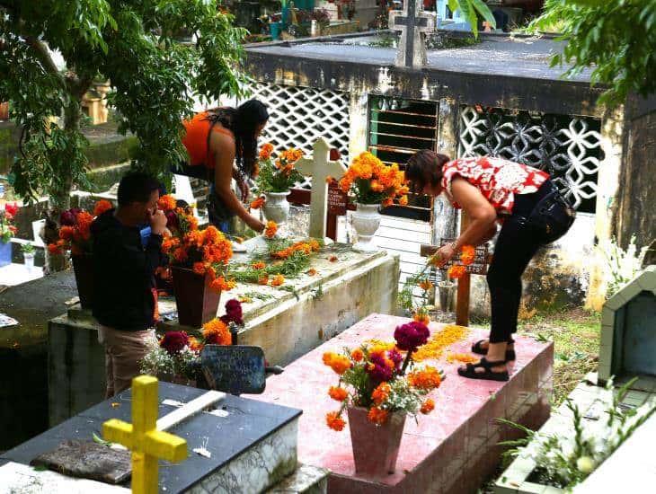 Día de Muertos: Abarrotan panteones en Coatzacoalcos recordando a sus seres queridos | VIDEO