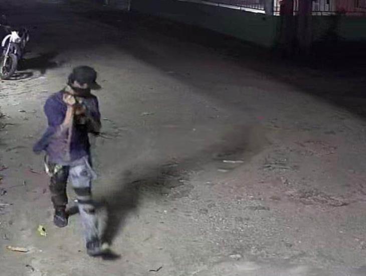 Alertan en Las Choapas por peligroso ladrón, lleva un machete y daña cámaras de vigilancia