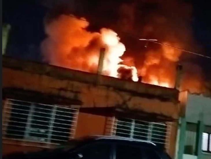 Incendio de una casa moviliza a corporaciones de emergencia en Minatitlán | VIDEO