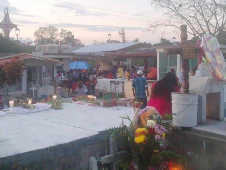 Corte de energía eléctrica opaca celebraciones del Día de Muertos en Sayula