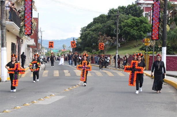 Misantla vibra con desfile de calaveras por Día de Muertos