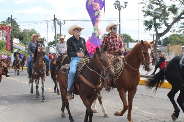 Misantla vibra con desfile de calaveras por Día de Muertos