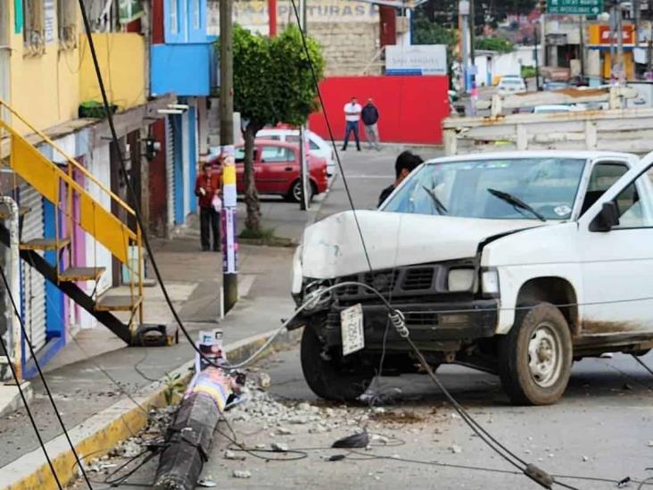 Camioneta se estrella en poste de Telmex en Xalapa; un herido