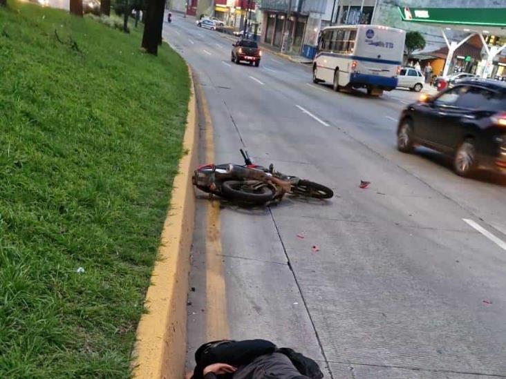 Motociclista se estrella contra camioneta de CMAS en Xalapa