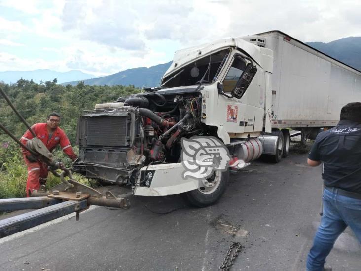 Vuelca tráiler en la Orizaba-Puebla y agrava caos vial