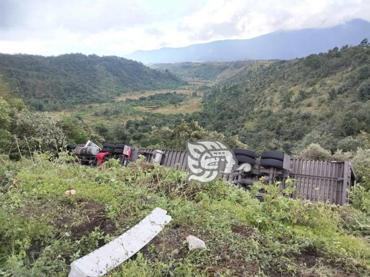 Vuelca tráiler en la Orizaba-Puebla y agrava caos vial