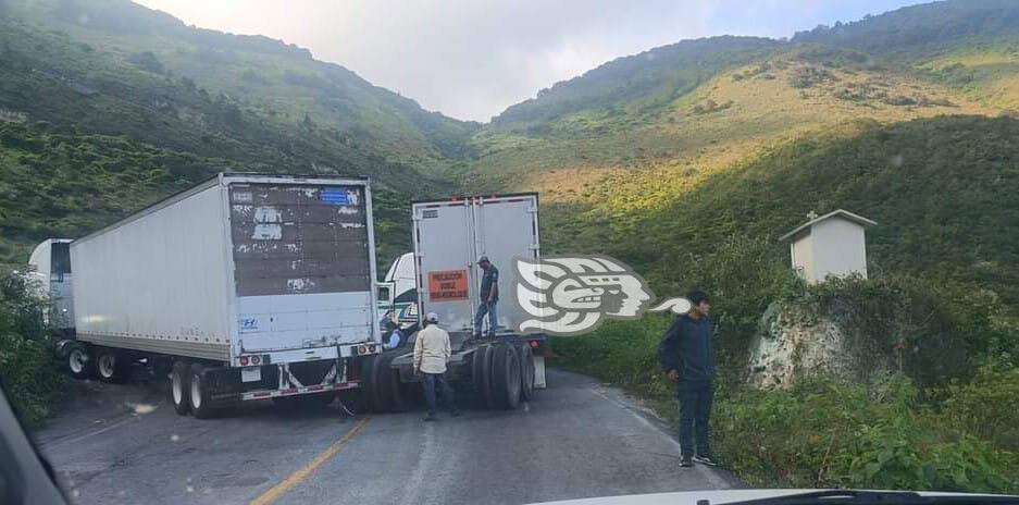 Choque entre dos unidades bloquea la Orizaba-Tehuacán por horas