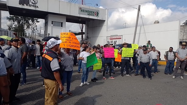 Bloquean acceso a planta de Heineken en Orizaba; empleados de Femsa exigen liquidación justa