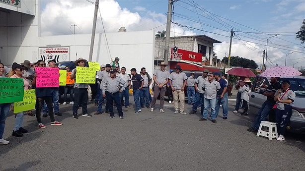 Bloquean acceso a planta de Heineken en Orizaba; empleados de Femsa exigen liquidación justa