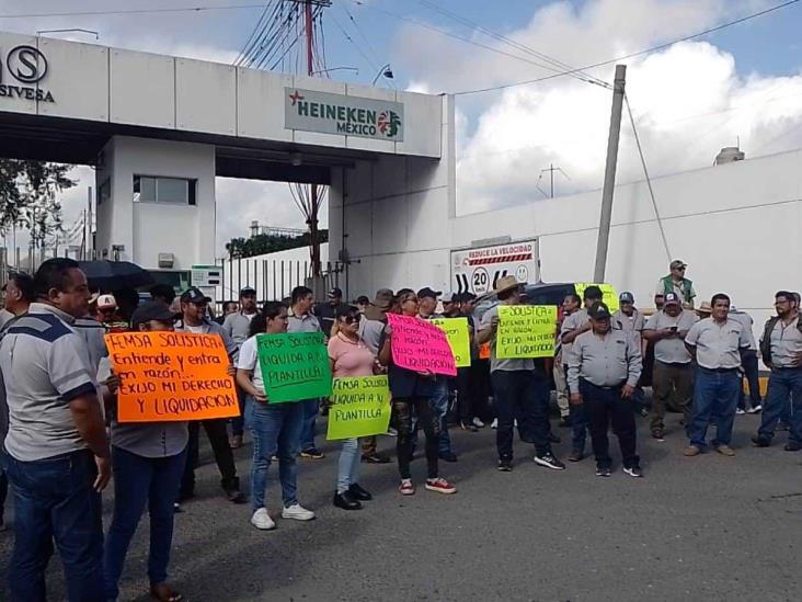 Bloquean acceso a planta de Heineken en Orizaba; empleados de Femsa exigen liquidación justa