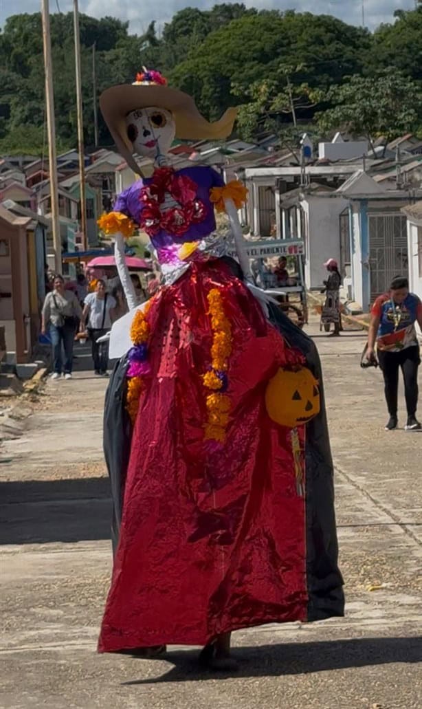 Minatitleca celebra la tradición del Día de Muertos como fuente de ingresos para darle estudios a su hija | VIDEO