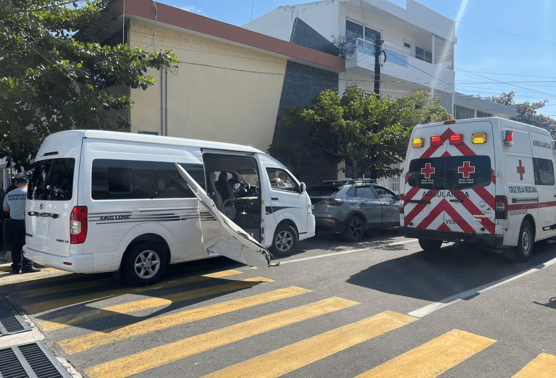 Camioneta de turistas choca en colonia Zaragoza de Veracruz | VIDEO