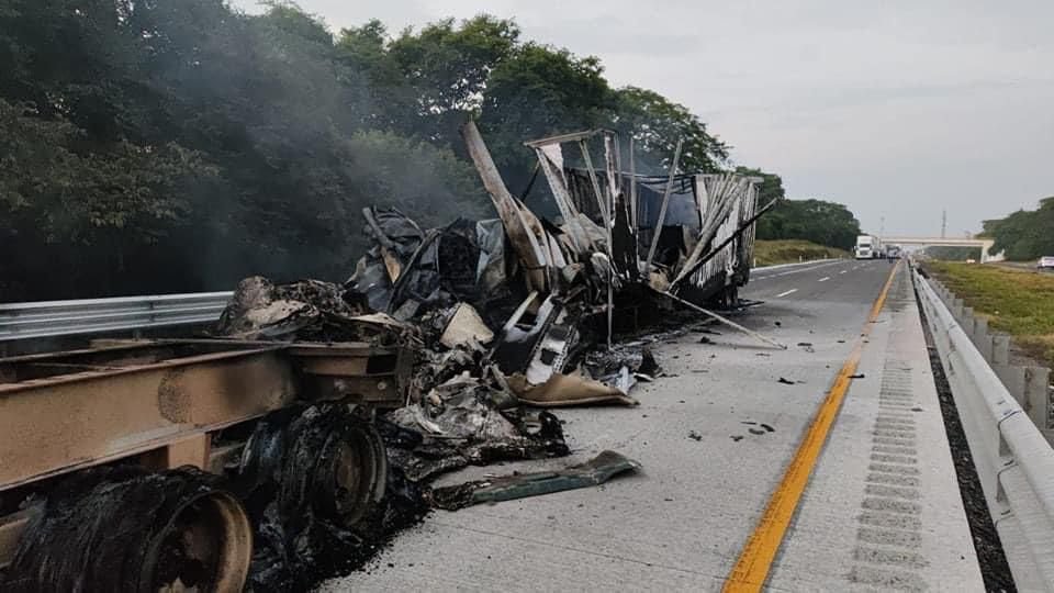 Remolque de tráiler se incendia en la autopista Veracruz-Córdoba