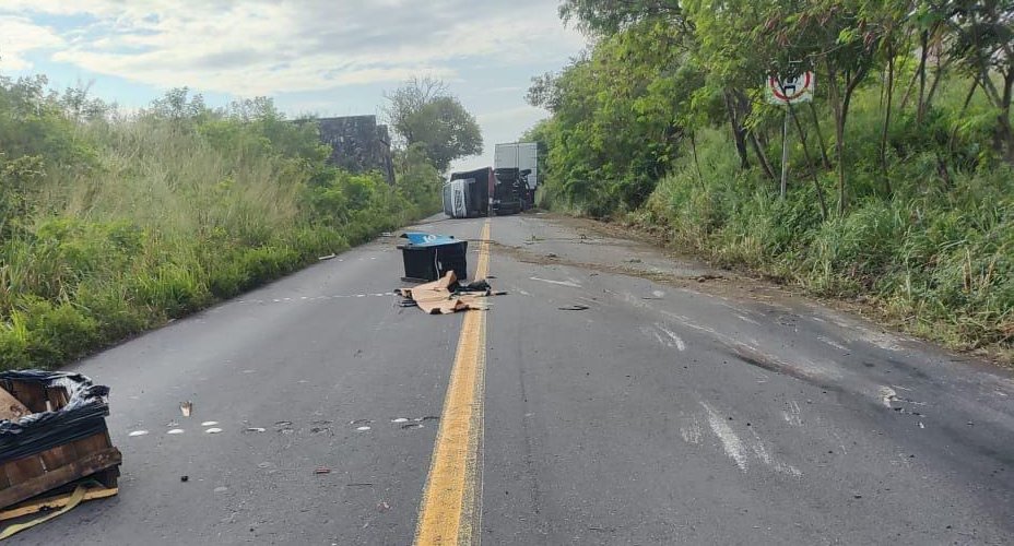 Accidente en carretera Matamoros-Puerto Juárez: tráiler volcado bloquea ambos carriles