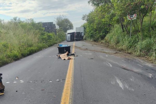 Accidente en carretera Matamoros-Puerto Juárez: tráiler volcado bloquea ambos carriles
