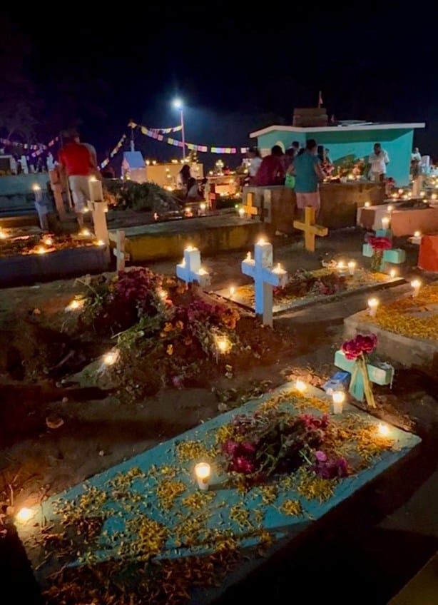 Día de Muertos en Zaragoza, una noche de fiesta de flores y velas que iluminan la noche I VIDEO 