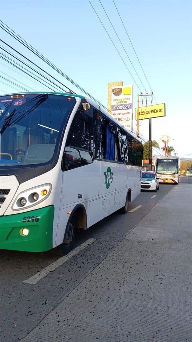 Accidente múltiple en Xalapa: Choque entre dos autobuses y un auto en Lázaro Cárdenas