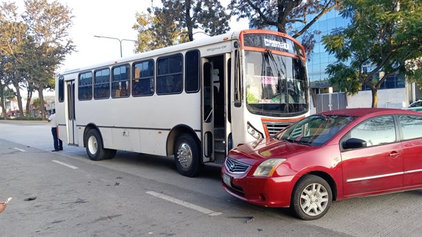 Accidente múltiple en Xalapa: Choque entre dos autobuses y un auto en Lázaro Cárdenas