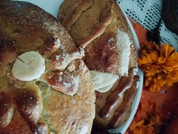 En Xalapa honran a sus muertos con flores, pan, dulces y visitas a panteones