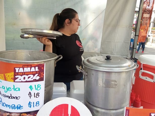 ¡Para Chuparse los dedos! En Xalapa, tamales de rompope y cajeta, verduras, con atole de masa (+VIDEO)