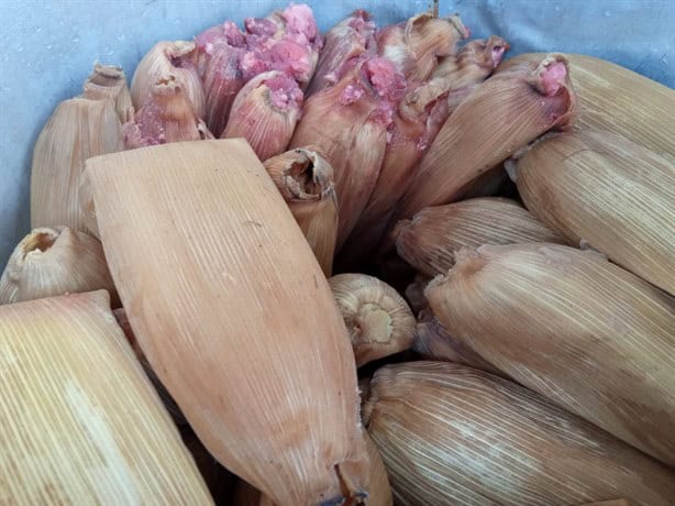 ¡Para Chuparse los dedos! En Xalapa, tamales de rompope y cajeta, verduras, con atole de masa (+VIDEO)