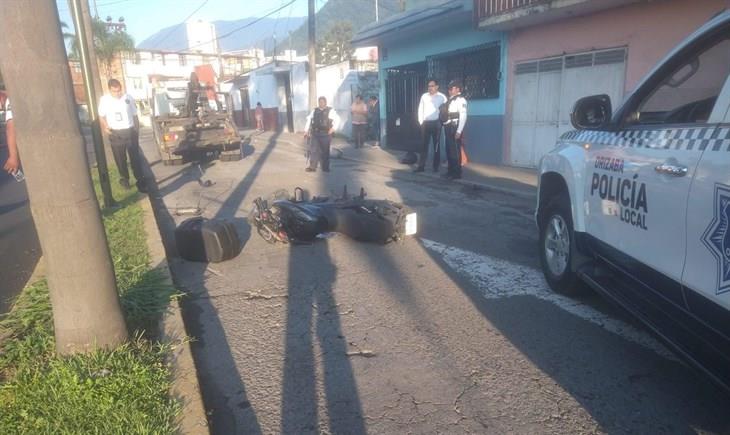 Joven motociclista pierde el control y se estrella contra camellón en Orizaba