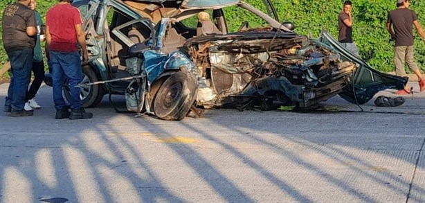 Despedaza su camioneta tras chocar contra tráiler estacionado en el Kilómetro 13.5