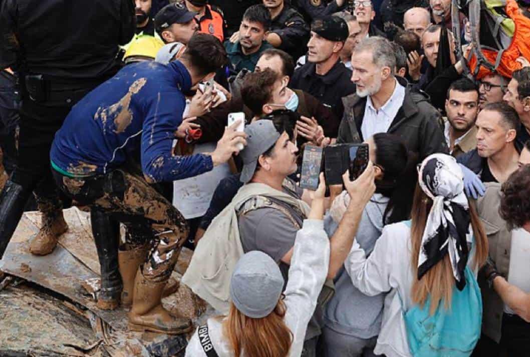 Lanzan lodo al rey de España; acusan falta de ayuda a afectados por inundaciones |VIDEO