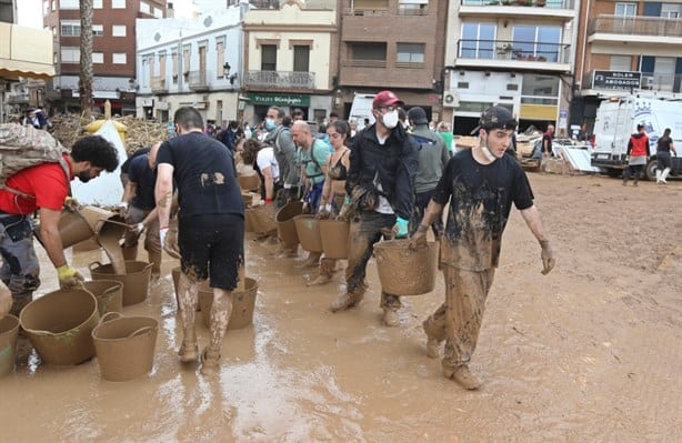 Lanzan lodo al rey de España; acusan falta de ayuda a afectados por inundaciones |VIDEO