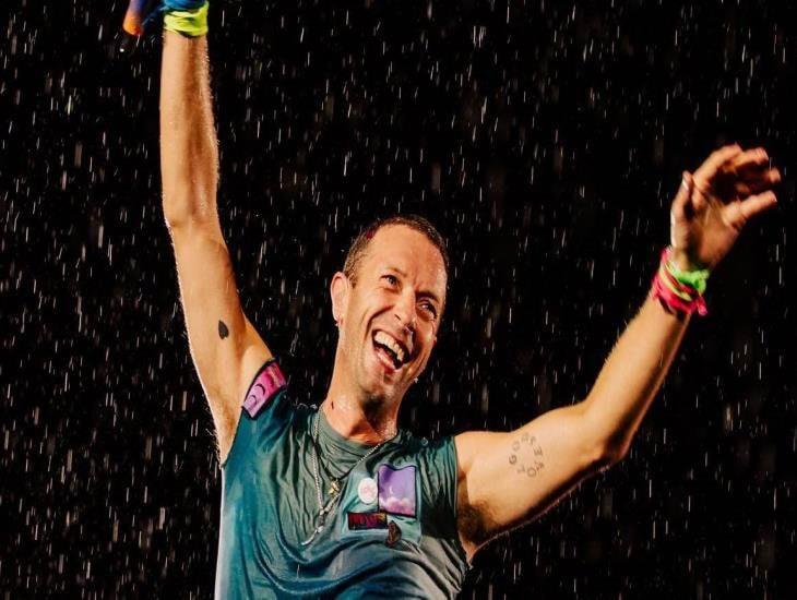 Chris Martin cae en hueco del escenario durante show en Australia