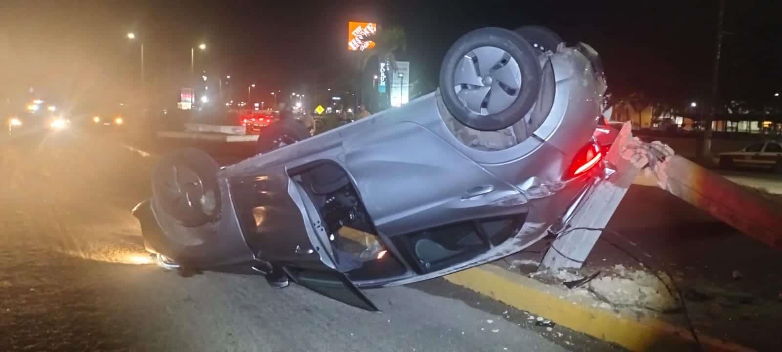 Dos lesionados y un poste derribado dejó un aparatoso choque cerca de la Expo Feria Coatzacoalcos