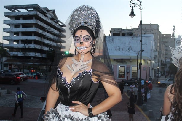 Efectúan onceavo papaqui de catrinas Tradiciones Mexicanas en Veracruz