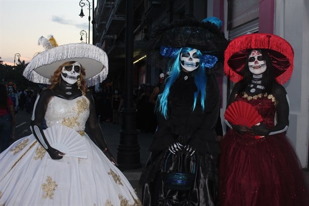 Efectúan onceavo papaqui de catrinas Tradiciones Mexicanas en Veracruz