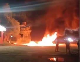 Se incendia tractocamión en parador "El Diamante" | VIDEO