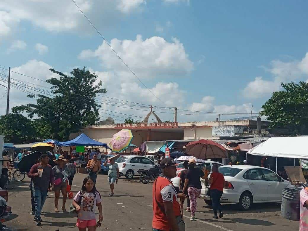 Se mantiene afluencia de personas en el panteón de Veracruz