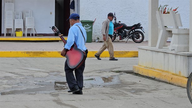 Músicos de Poza Rica acuden a los panteones para honrar a los difuntos