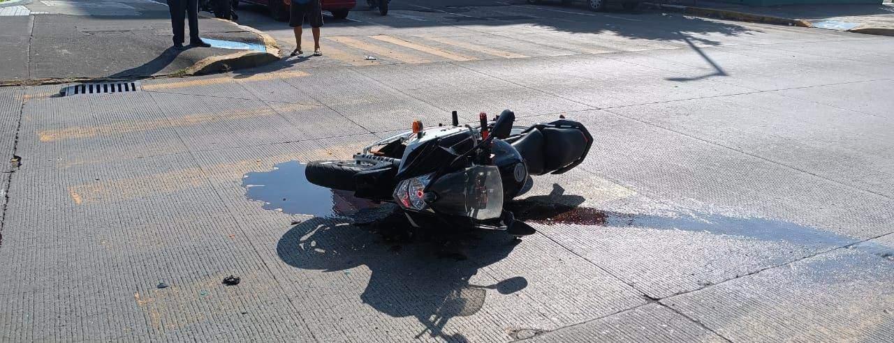 Motociclista choca contra taxi en avenida Salvador Díaz Mirón, en Veracruz