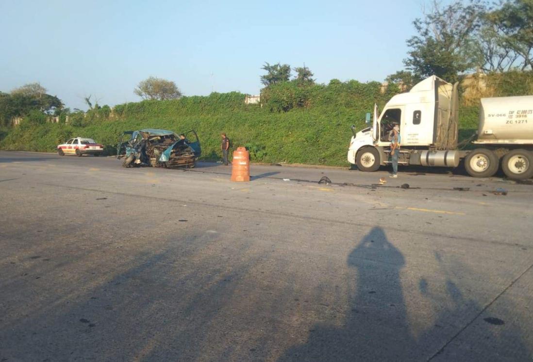 Despedaza su camioneta tras chocar contra tráiler estacionado en el Kilómetro 13.5