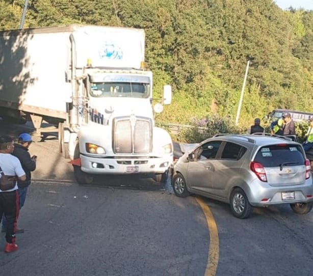 Choque en Acultzingo bloqueó la ruta clave Orizaba-Tehuacán