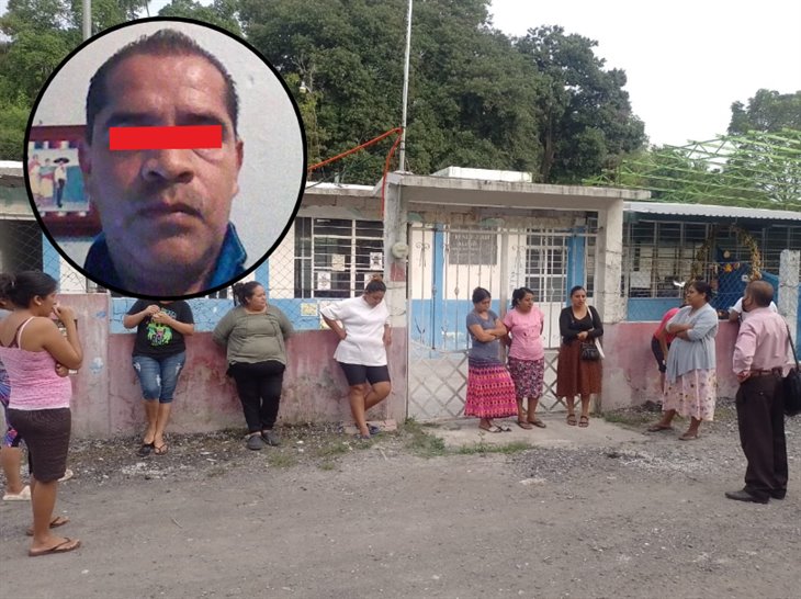 Padres de familia bloquean primaria en Puente Nacional; exigen salida de docente