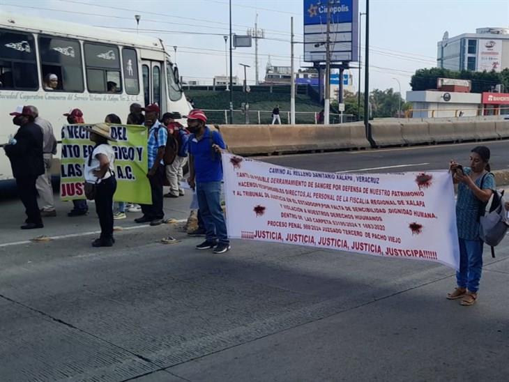 Denuncian despojo de terrenos en Xalapa; bloquean avenida Lázaro Cárdenas