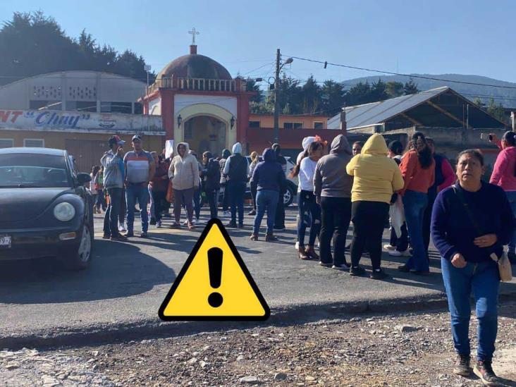 Con bloqueo en carretera Xalapa-Perote, exigen destituir a directora de Telesecundaria