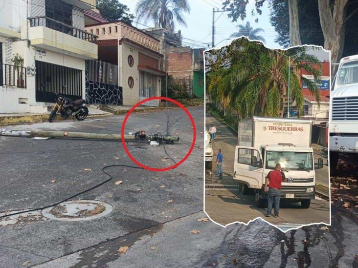 En Xalapa, camión derriba poste telefónico y provoca caos vial