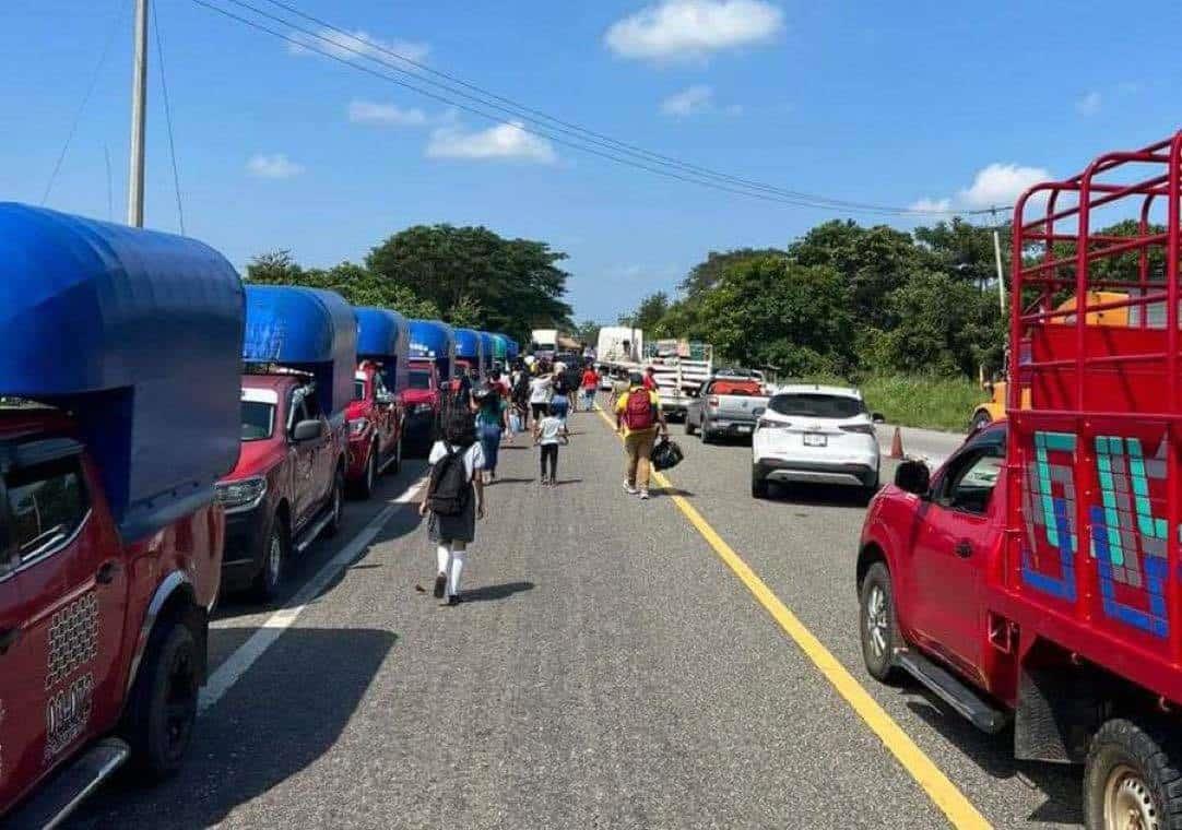 Bloqueos paralizan la carretera Coatzacoalcos-Salina Cruz; viajeros siguen camino a pie