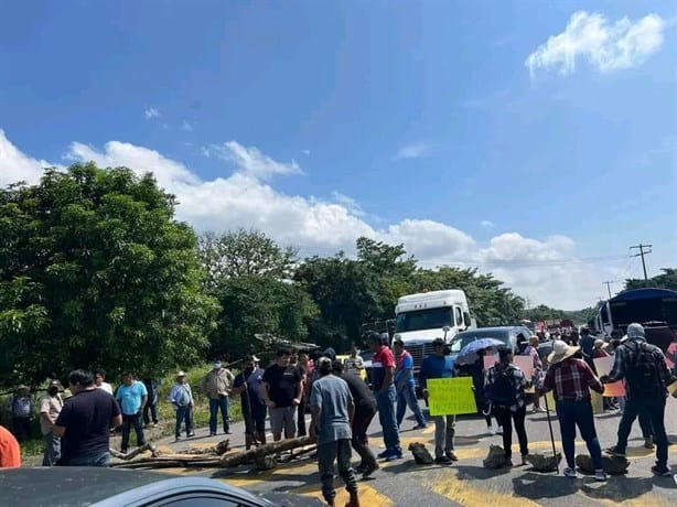 Bloqueos paralizan la carretera Coatzacoalcos-Salina Cruz; viajeros siguen camino a pie