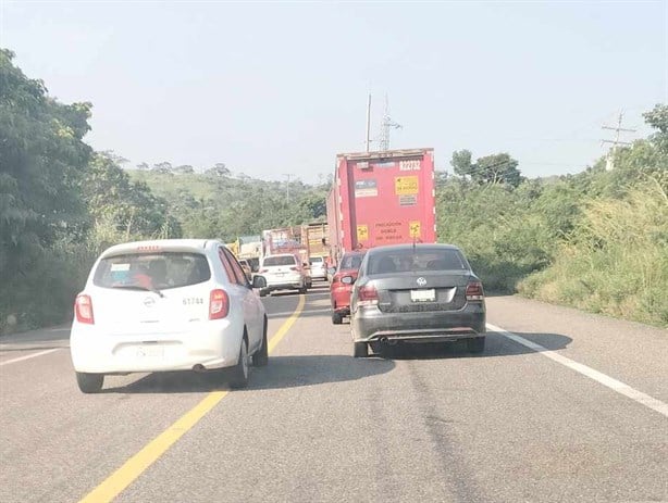 Bloqueos paralizan la carretera Coatzacoalcos-Salina Cruz; viajeros siguen camino a pie