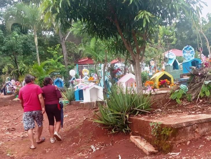 Disminución de catolicismo impacta en celebraciones del Día de Muertos en Soteapan