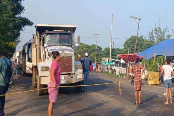 Bloquean carretera Veracruz-Xalapa a la altura de Paso San Juan