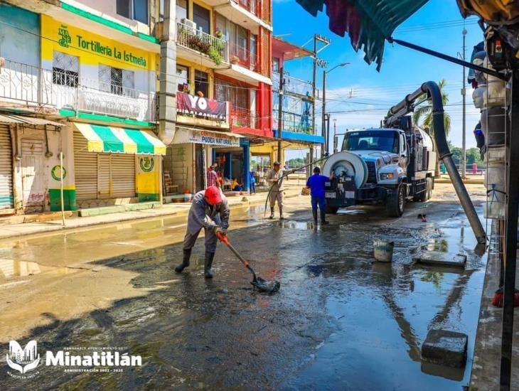 Continúa la limpieza de calles y succión de pozos tras inundaciones en Minatitlán